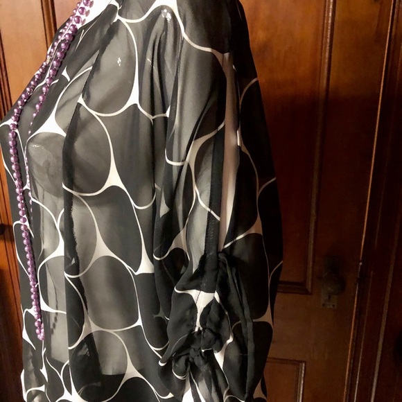 Black and white sheer blouse with peekaboo sleeve - Picture 4 of 6